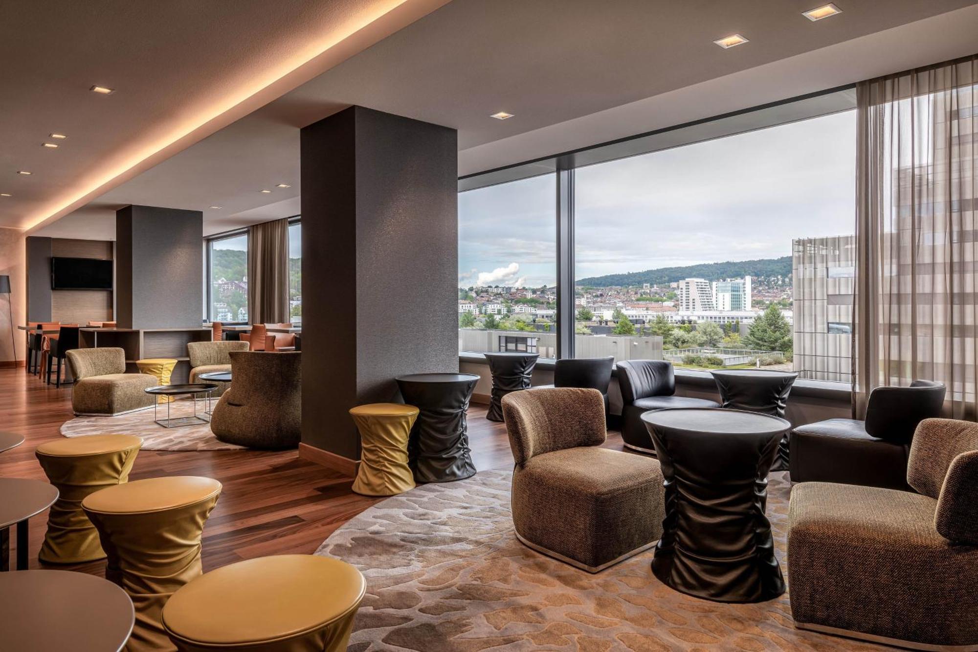 Executive Suite mit separatem Wohnzimmer und Zugang zur Club Lounge